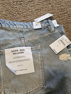 Good American 'Good '90s Relaxed' Light Wash Jeans